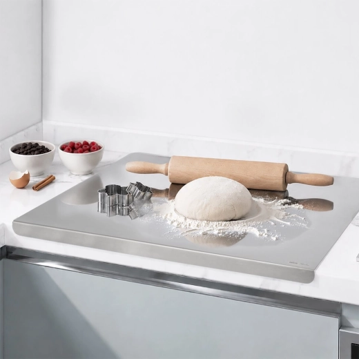 Spacious baking surface