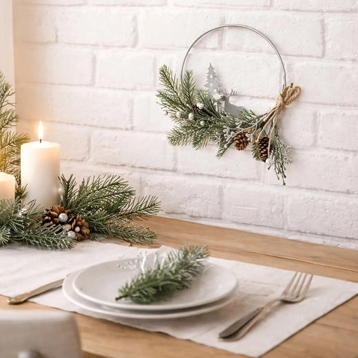 Ziemas skujas un dekorācijas mājīgai atmosfērai