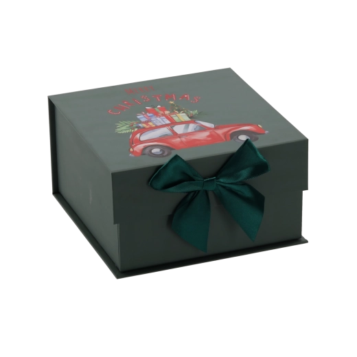 Ziemassvētku dāvanu kastīte ar auto motīvu un zaļu banti 20 × 20 × 11 cm – 1 gab.