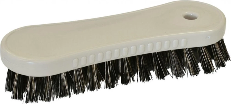 Polishing shoe brush with a blend of bristles and synthetic fibers