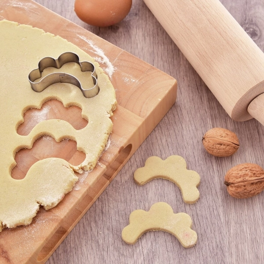 Easy cutting through dough and pastes