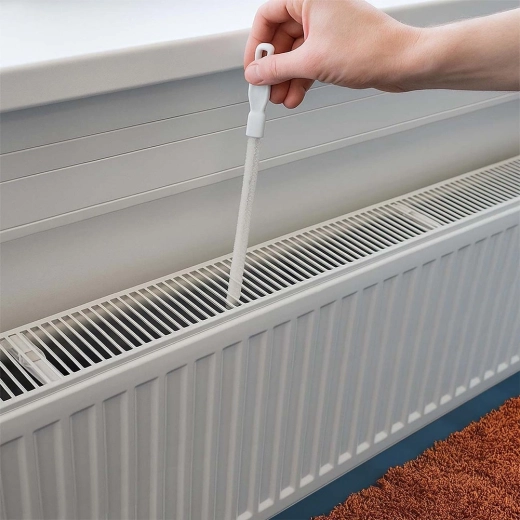 Tiek starp radiatoru ribām