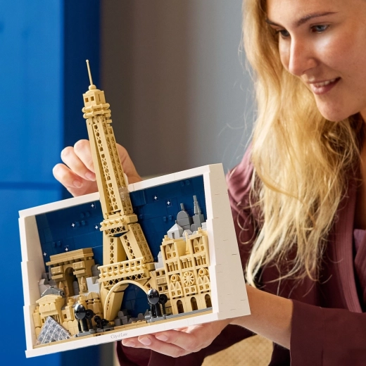 Dekorācija gan pie sienas, gan plauktā