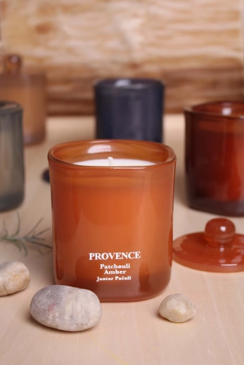Aromātiskā svece stikla traukā Provence ar pačūlijas un dzintara aromātu