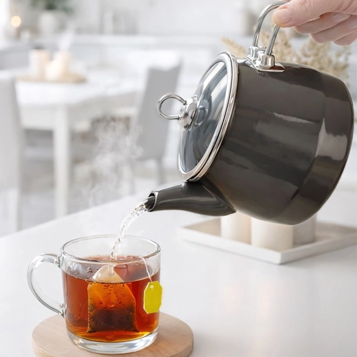 Practical 2-liter capacity and comfortable pouring