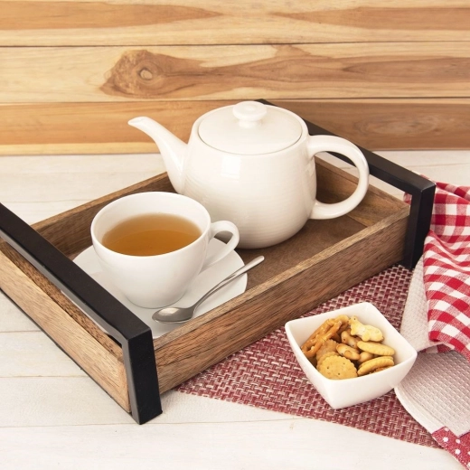 Stilīga dzērienu un uzkodu servēšana