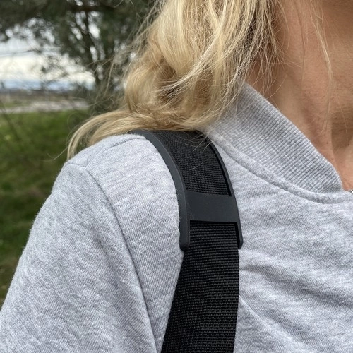 Ērta nēsāšana, pateicoties regulējamai siksnai ar polsterējumu