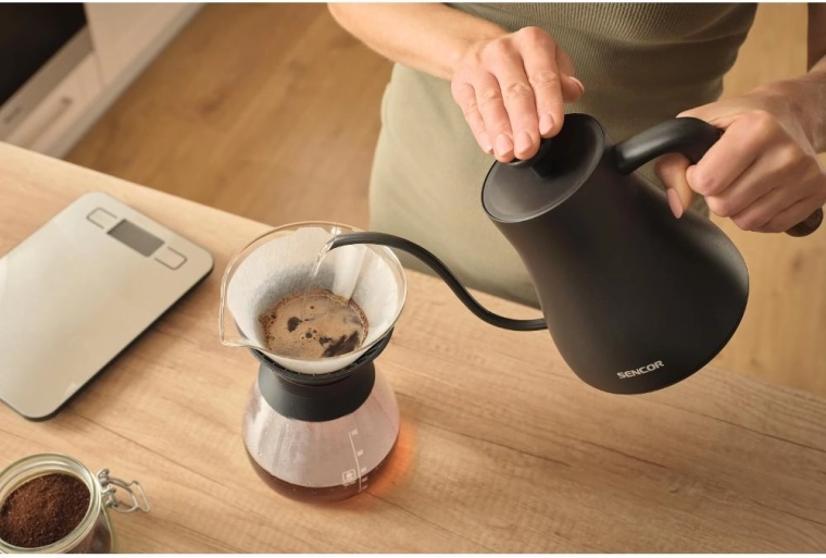 Precīza ūdens ieliešana filtrētai kafijai