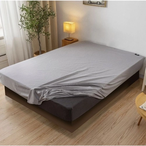 Elastic all around – holds firmly on the mattress