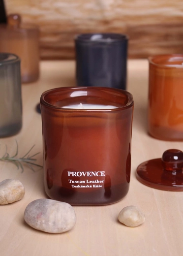 Aromātiskā svece stikla traukā Provence Tuscan Leather, 25 stundas