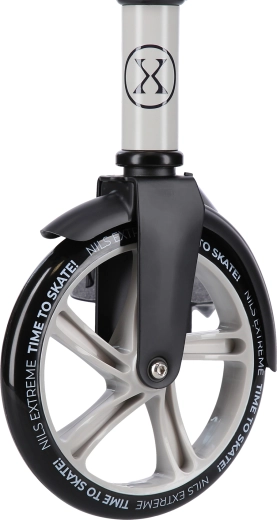 Large 200 mm wheels with ABEC 7 bearings