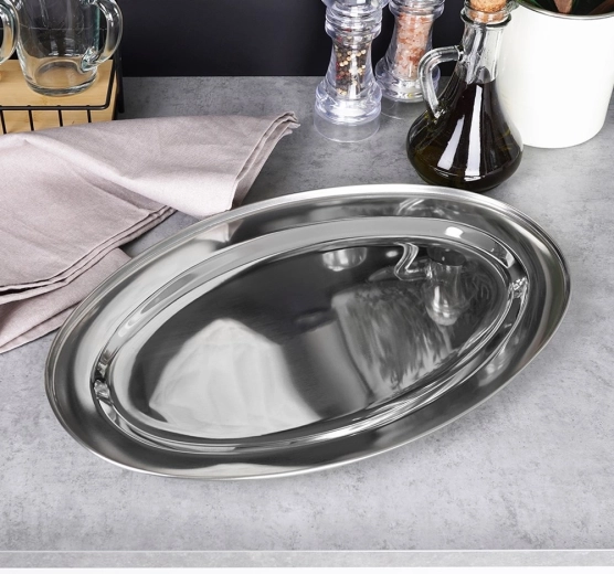 Practical oval shape with raised rim
