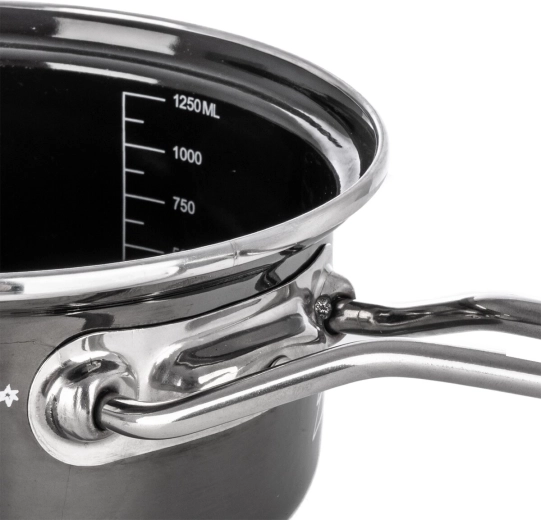 Universal 18 cm size for everyday cooking