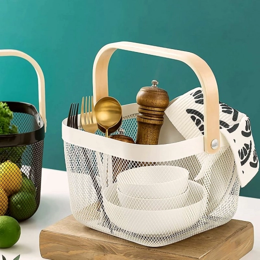 Augļu grozs – balts metāla grozs ar koka rokturi
