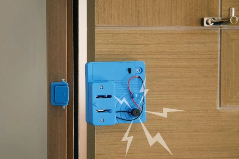 Skaļš trauksmes signāls, atverot durvis