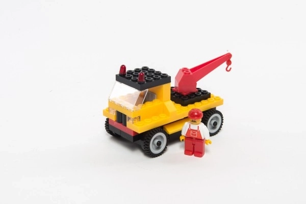 Būvniecības transportlīdzeklis ar rotējošu strēli