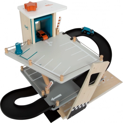 Trīs stāvi izklaides ar funkcionālu liftu