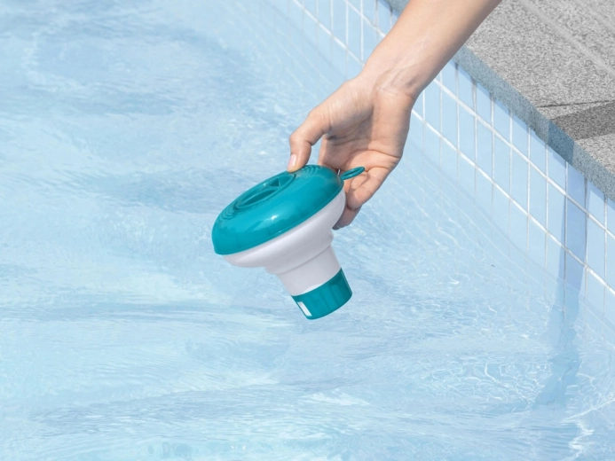 Vienmērīga izkliede pa ūdens virsmu