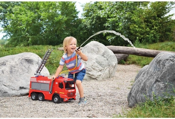 Funkcionāls ūdens lielgabals ar lielu tvertni