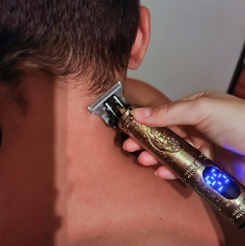 Precīzs T asmens asām līnijām un detaļām