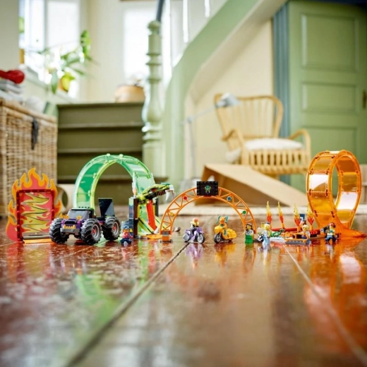Monstertraks un 7 minifigūras grandiozam šovam