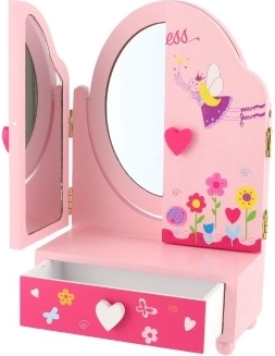 Kvalitatīvs koka izpildījums rozā dizainā