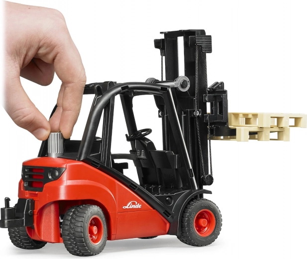 Aizmugurējās ass stūrēšana ērtai manevrēšanai