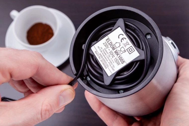 Praktiska vada uzglabāšana un pretbīdīšanas kājiņas