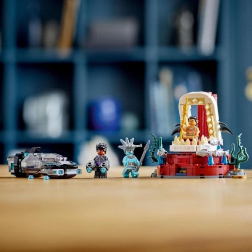 Trīs varoņu un ļaundaru minifigūras