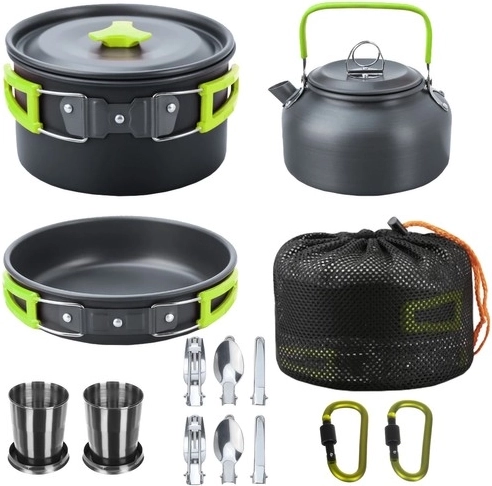 Pilns aprīkojums, tostarp galda piederumi un kausiņi