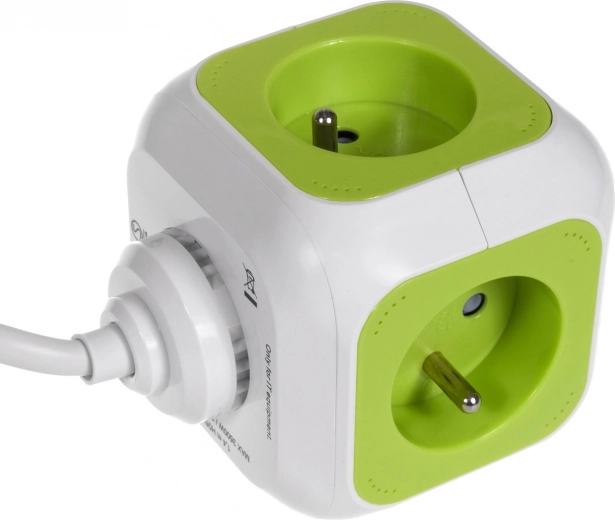 Četras iezemētas rozetes kompaktā kubā