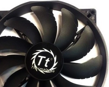 Optimizēta gaisa plūsma ar THERMALTAKE logotipu