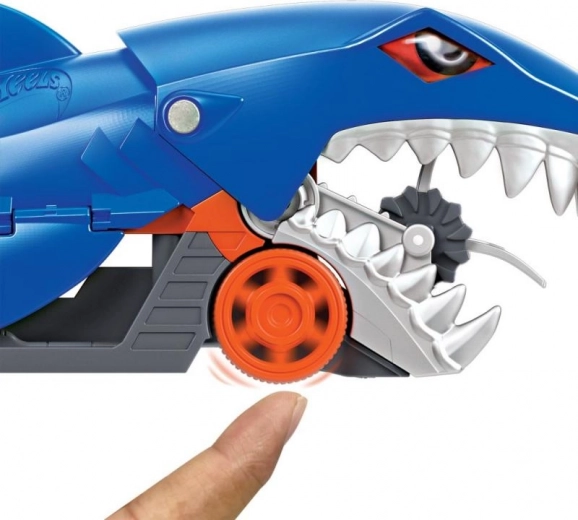 Chomping jaws for action play