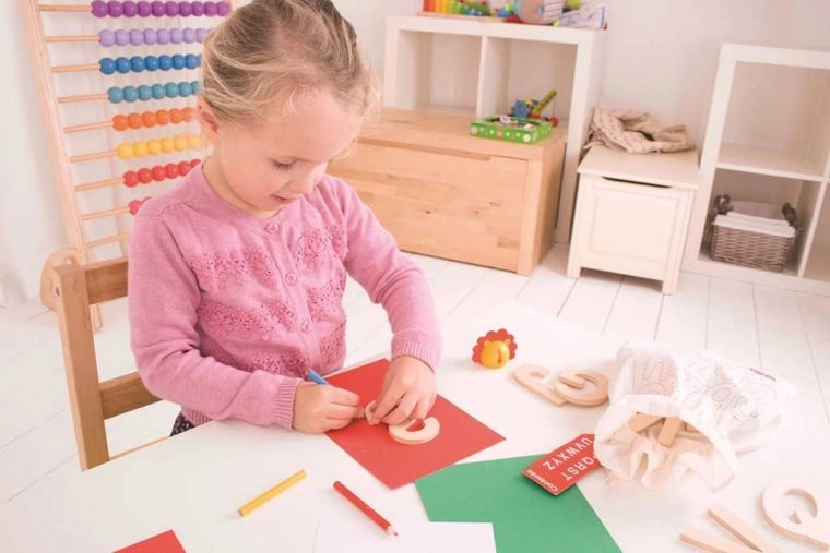 Mācīšanās caur spēli jaunākajiem skolas bērniem