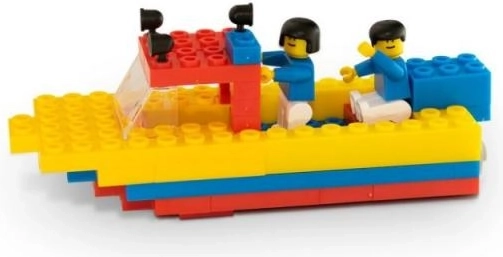 Krāsaina laiva piedzīvojumiem uz ūdens