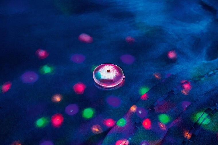 Četras krāsas un septiņi gaismas režīmi