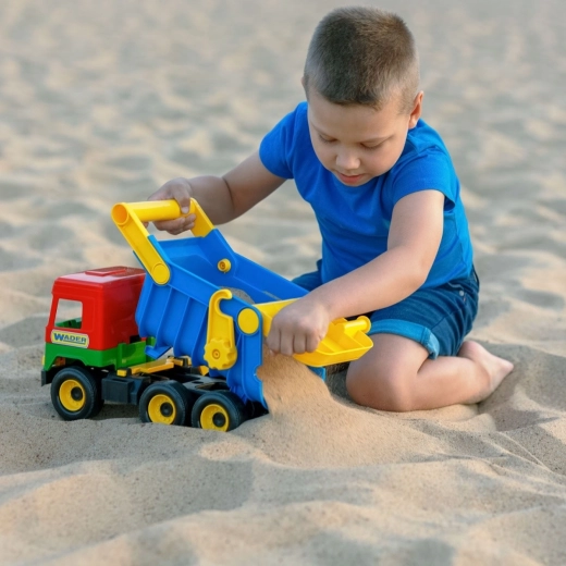 Izklaide smiltīs un dārzā