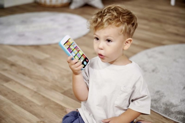 Spēle ar tālruni kā pieaugušajiem