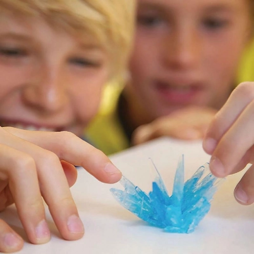 Spilgtie kristāli rokas stiepiena attālumā