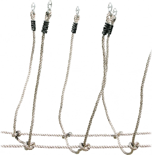 Ātra montāža starp diviem kokiem