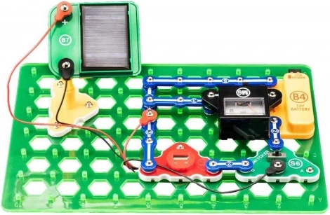 Saules panelis, motors un ventilators darbībā