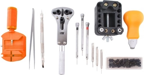 Satur 13 dažādus instrumentus