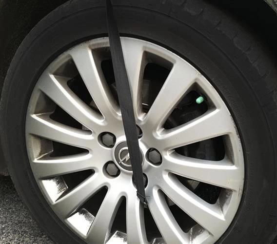 Stipra un ātra piestiprināšana ar siksnām un āķiem