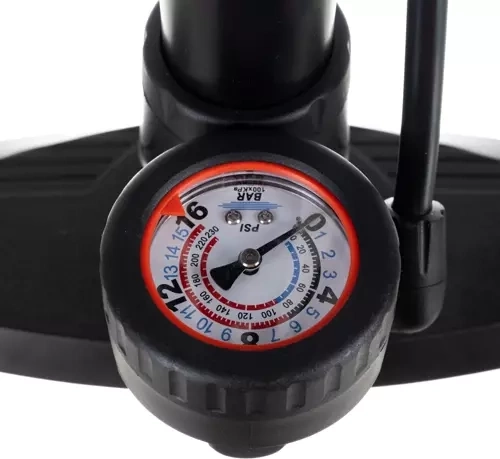 Integrēts manometrs precīzai piepumpēšanai