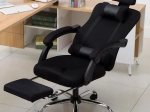 Pagriežams ergonomisks biroja krēsls ar kāju balstu un galvas balstu – melns